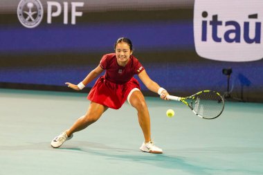 MIAMI GARDENS, FLORIDA - 27 Mart 2025: Filipinler 'den Alexandra Eala ABD' li Jessica Pegula ile Miami 'deki Hard Rock Stadyumu' nda oynadığı yarı final maçında