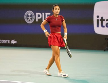 MIAMI GARDENS, FLORIDA - 27 Mart 2025: Filipinler 'den Alexandra Eala, Miami' deki Hard Rock Stadyumu 'nda 2025 Miami Açık' ta oynanan yarı final karşılaşmasında tepki gösterdi.