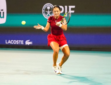 MIAMI GARDENS, FLORIDA - 27 Mart 2025: Filipinler 'den Alexandra Eala ABD' li Jessica Pegula ile Miami 'deki Hard Rock Stadyumu' nda oynadığı yarı final maçında