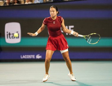 MIAMI GARDENS, FLORIDA - 27 Mart 2025: Filipinler 'den Alexandra Eala ABD' li Jessica Pegula ile Miami 'deki Hard Rock Stadyumu' nda oynadığı yarı final maçında