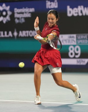 MIAMI GARDENS, FLORIDA - 27 Mart 2025: Filipinler 'den Alexandra Eala ABD' li Jessica Pegula ile Miami 'deki Hard Rock Stadyumu' nda oynadığı yarı final maçında