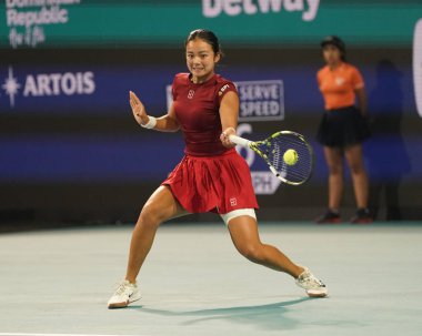 MIAMI GARDENS, FLORIDA - 27 Mart 2025: Filipinler 'den Alexandra Eala, Miami' deki Hard Rock Stadyumu 'nda 2025 Miami Açık' ta oynanan yarı final karşılaşmasında tepki gösterdi.