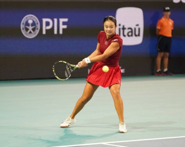 MIAMI GARDENS, FLORIDA - 27 Mart 2025: Filipinler 'den Alexandra Eala ABD' li Jessica Pegula ile Miami 'deki Hard Rock Stadyumu' nda oynadığı yarı final maçında