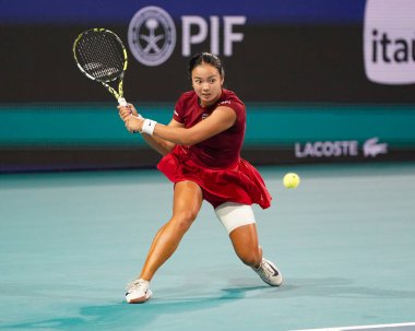 MIAMI GARDENS, FLORIDA - 27 Mart 2025: Filipinler 'den Alexandra Eala ABD' li Jessica Pegula ile Miami 'deki Hard Rock Stadyumu' nda oynadığı yarı final maçında
