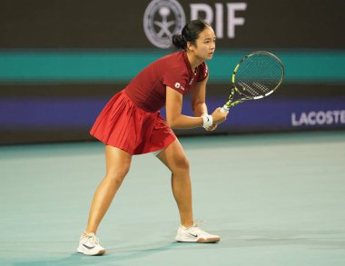 MIAMI GARDENS, FLORIDA - 27 Mart 2025: Filipinler 'den Alexandra Eala ABD' li Jessica Pegula ile Miami 'deki Hard Rock Stadyumu' nda oynadığı yarı final maçında