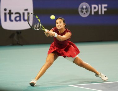 MIAMI GARDENS, FLORIDA - 27 Mart 2025: Filipinler 'den Alexandra Eala ABD' li Jessica Pegula ile Miami 'deki Hard Rock Stadyumu' nda oynadığı yarı final maçında