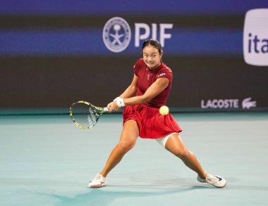 MIAMI GARDENS, FLORIDA - 27 Mart 2025: Filipinler 'den Alexandra Eala ABD' li Jessica Pegula ile Miami 'deki Hard Rock Stadyumu' nda oynadığı yarı final maçında