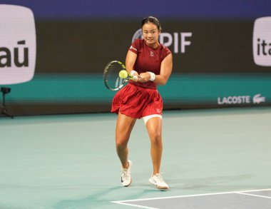 MIAMI GARDENS, FLORIDA - 27 Mart 2025: Filipinler 'den Alexandra Eala ABD' li Jessica Pegula ile Miami 'deki Hard Rock Stadyumu' nda oynadığı yarı final maçında