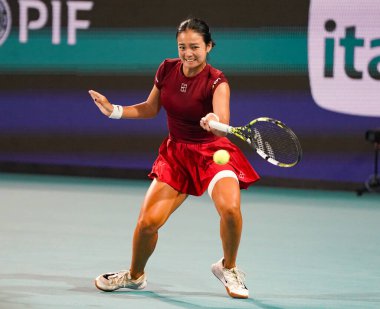 MIAMI GARDENS, FLORIDA - 27 Mart 2025: Filipinler 'den Alexandra Eala ABD' li Jessica Pegula ile Miami 'deki Hard Rock Stadyumu' nda oynadığı yarı final maçında