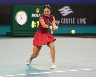 MIAMI GARDENS, FLORIDA - 27 Mart 2025: Filipinler 'den Alexandra Eala ABD' li Jessica Pegula ile Miami 'deki Hard Rock Stadyumu' nda oynadığı yarı final maçında
