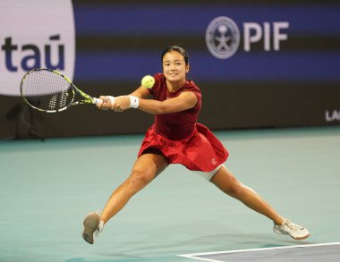 MIAMI GARDENS, FLORIDA - 27 Mart 2025: Filipinler 'den Alexandra Eala ABD' li Jessica Pegula ile Miami 'deki Hard Rock Stadyumu' nda oynadığı yarı final maçında