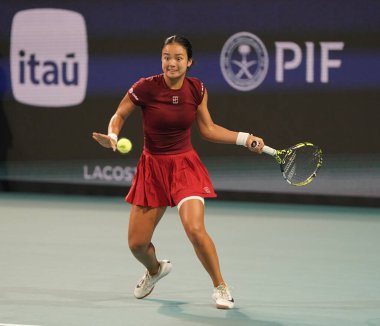 MIAMI GARDENS, FLORIDA - 27 Mart 2025: Filipinler 'den Alexandra Eala, Miami' deki Hard Rock Stadyumu 'nda 2025 Miami Açık' ta oynanan yarı final karşılaşmasında tepki gösterdi.