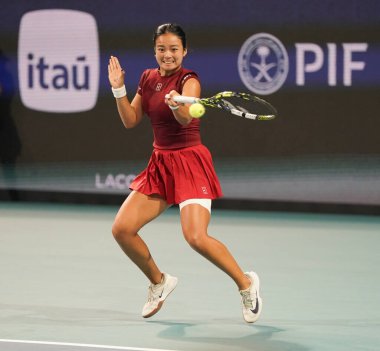 MIAMI GARDENS, FLORIDA - 27 Mart 2025: Filipinler 'den Alexandra Eala, Miami' deki Hard Rock Stadyumu 'nda 2025 Miami Açık' ta oynanan yarı final karşılaşmasında tepki gösterdi.