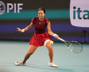 MIAMI GARDENS, FLORIDA - 27 Mart 2025: Filipinler 'den Alexandra Eala, Miami' deki Hard Rock Stadyumu 'nda 2025 Miami Açık' ta oynanan yarı final karşılaşmasında tepki gösterdi.