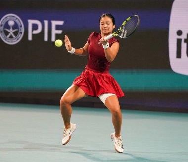 MIAMI GARDENS, FLORIDA - 27 Mart 2025: Filipinler 'den Alexandra Eala, Miami' deki Hard Rock Stadyumu 'nda 2025 Miami Açık' ta oynanan yarı final karşılaşmasında tepki gösterdi.