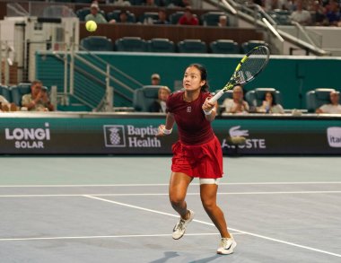 MIAMI GARDENS, FLORIDA - 27 Mart 2025: Filipinler 'den Alexandra Eala ABD' li Jessica Pegula ile Miami 'deki Hard Rock Stadyumu' nda oynadığı yarı final maçında