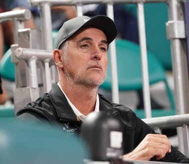 MIAMI GARDENS, FLORIDA - 27 Mart 2025: Alexandra Eala 'nın antrenörü Joan Bosch Miami' deki Hard Rock Stadyumu 'nda 2025 Miami Açık' ta Jessica Pegula ile oynadığı yarı final maçını izledi.