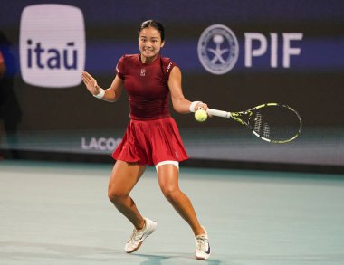 MIAMI GARDENS, FLORIDA - 27 Mart 2025: Filipinler 'den Alexandra Eala ABD' li Jessica Pegula ile Miami 'deki Hard Rock Stadyumu' nda oynadığı yarı final maçında