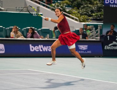 MIAMI GARDENS, FLORIDA - 27 Mart 2025: Filipinler 'den Alexandra Eala ABD' li Jessica Pegula ile Miami 'deki Hard Rock Stadyumu' nda oynadığı yarı final maçında