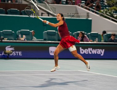 MIAMI GARDENS, FLORIDA - 27 Mart 2025: Filipinler 'den Alexandra Eala ABD' li Jessica Pegula ile Miami 'deki Hard Rock Stadyumu' nda oynadığı yarı final maçında