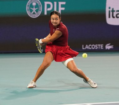 MIAMI GARDENS, FLORIDA - 27 Mart 2025: Filipinler 'den Alexandra Eala ABD' li Jessica Pegula ile Miami 'deki Hard Rock Stadyumu' nda oynadığı yarı final maçında