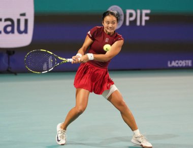 MIAMI GARDENS, FLORIDA - 27 Mart 2025: Filipinler 'den Alexandra Eala ABD' li Jessica Pegula ile Miami 'deki Hard Rock Stadyumu' nda oynadığı yarı final maçında