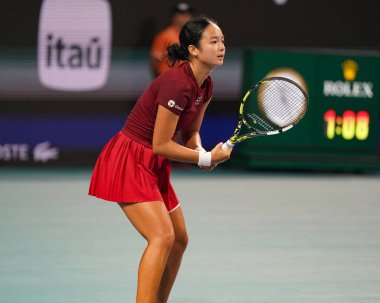 MIAMI GARDENS, FLORIDA - 27 Mart 2025: Filipinler 'den Alexandra Eala ABD' li Jessica Pegula ile Miami 'deki Hard Rock Stadyumu' nda oynadığı yarı final maçında