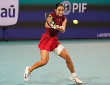 MIAMI GARDENS, FLORIDA - 27 Mart 2025: Filipinler 'den Alexandra Eala ABD' li Jessica Pegula ile Miami 'deki Hard Rock Stadyumu' nda oynadığı yarı final maçında