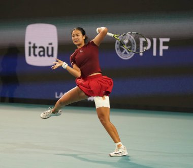 MIAMI GARDENS, FLORIDA - 27 Mart 2025: Filipinler 'den Alexandra Eala ABD' li Jessica Pegula ile Miami 'deki Hard Rock Stadyumu' nda oynadığı yarı final maçında