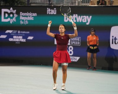 MIAMI GARDENS, FLORIDA - 27 Mart 2025: Filipinler 'den Alexandra Eala, Miami' deki Hard Rock Stadyumu 'nda 2025 Miami Açık' ta oynanan yarı final karşılaşmasında tepki gösterdi.