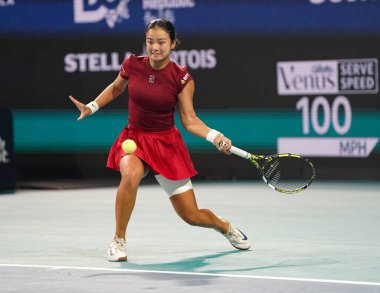 MIAMI GARDENS, FLORIDA - 27 Mart 2025: Filipinler 'den Alexandra Eala ABD' li Jessica Pegula ile Miami 'deki Hard Rock Stadyumu' nda oynadığı yarı final maçında