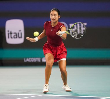 MIAMI GARDENS, FLORIDA - 27 Mart 2025: Filipinler 'den Alexandra Eala ABD' li Jessica Pegula ile Miami 'deki Hard Rock Stadyumu' nda oynadığı yarı final maçında