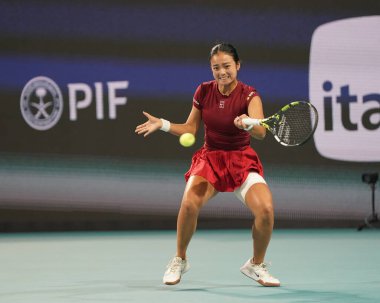 MIAMI GARDENS, FLORIDA - 27 Mart 2025: Filipinler 'den Alexandra Eala ABD' li Jessica Pegula ile Miami 'deki Hard Rock Stadyumu' nda oynadığı yarı final maçında