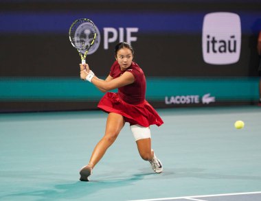 MIAMI GARDENS, FLORIDA - 27 Mart 2025: Filipinler 'den Alexandra Eala ABD' li Jessica Pegula ile Miami 'deki Hard Rock Stadyumu' nda oynadığı yarı final maçında