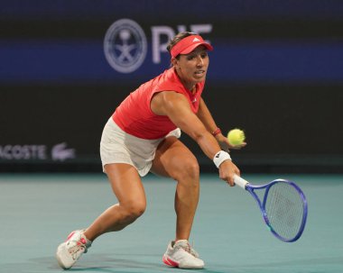 MIAMI GARDENS, FLORIDA - 27 Mart 2025: Jessica Pegula, Filipinler 'den Alexandra Eala ile Miami' deki Hard Rock Stadyumu 'nda oynanan yarı final karşılaşmasında