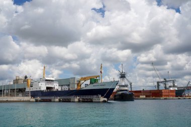 RIVIERA BEACH, FLORIDA - 10 Haziran 2024: Ro-Ro Kargo gemisi Topsail Dükü Palm Beach, Florida Limanı 'na yanaştı