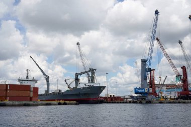 RIVIERA BEACH, FLORIDA - 10 Haziran 2024: General Kargo Gemisi Tropic Carib Palm Beach, Florida Limanı 'na yanaştı