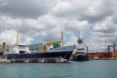 RIVIERA BEACH, FLORIDA - 10 Haziran 2024: Ro-Ro Kargo gemisi Topsail Dükü Palm Beach, Florida Limanı 'na yanaştı