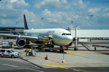 FERNO, ITALY - 19 Mayıs 2025: Delta uçakları Ferno 'daki Milan Malpensa Havalimanı, Varese, Lombardy, İtalya. 