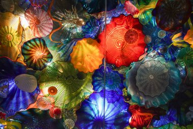 BATI PALM BEACH, FLORIDA - 12 Haziran 2024: Chihuly 'nin İran Deniz Yaşam Tavanı (2003) Batı Palm Beach, Florida' daki Norton Sanat Müzesi