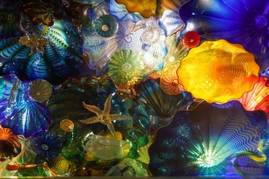 BATI PALM BEACH, FLORIDA - 12 Haziran 2024: Chihuly 'nin İran Deniz Yaşam Tavanı (2003) Batı Palm Beach, Florida' daki Norton Sanat Müzesi