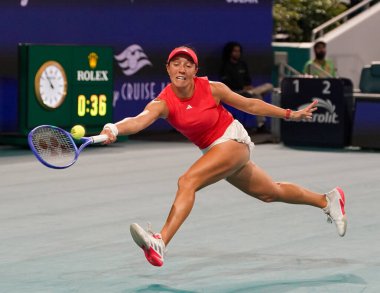 MIAMI GARDENS, FLORIDA - 27 Mart 2025: Jessica Pegula, Filipinler 'den Alexandra Eala ile Miami' deki Hard Rock Stadyumu 'nda oynanan yarı final karşılaşmasında
