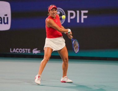 MIAMI GARDENS, FLORIDA - 27 Mart 2025: Jessica Pegula, Filipinler 'den Alexandra Eala ile Miami' deki Hard Rock Stadyumu 'nda oynanan yarı final karşılaşmasında