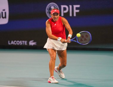 MIAMI GARDENS, FLORIDA - 27 Mart 2025: Jessica Pegula, Filipinler 'den Alexandra Eala ile Miami' deki Hard Rock Stadyumu 'nda oynanan yarı final karşılaşmasında