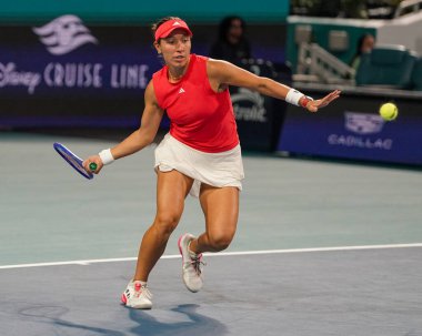 MIAMI GARDENS, FLORIDA - 27 Mart 2025: Jessica Pegula, Filipinler 'den Alexandra Eala ile Miami' deki Hard Rock Stadyumu 'nda oynanan yarı final karşılaşmasında