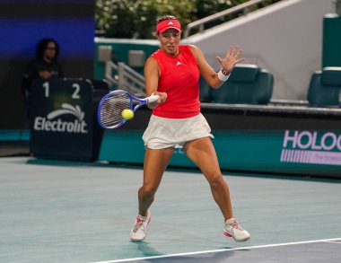 MIAMI GARDENS, FLORIDA - 27 Mart 2025: Jessica Pegula, Filipinler 'den Alexandra Eala ile Miami' deki Hard Rock Stadyumu 'nda oynanan yarı final karşılaşmasında