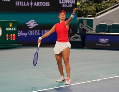 MIAMI GARDENS, FLORIDA - 27 Mart 2025: Jessica Pegula, Filipinler 'den Alexandra Eala ile Miami' deki Hard Rock Stadyumu 'nda oynanan yarı final karşılaşmasında