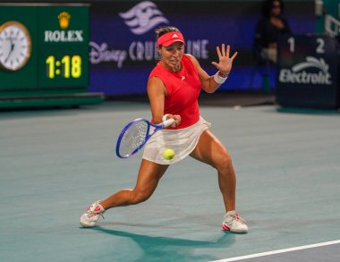 MIAMI GARDENS, FLORIDA - 27 Mart 2025: Jessica Pegula, Filipinler 'den Alexandra Eala ile Miami' deki Hard Rock Stadyumu 'nda oynanan yarı final karşılaşmasında