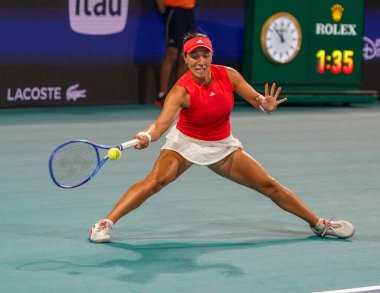 MIAMI GARDENS, FLORIDA - 27 Mart 2025: Jessica Pegula, Filipinler 'den Alexandra Eala ile Miami' deki Hard Rock Stadyumu 'nda oynanan yarı final karşılaşmasında