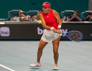 MIAMI GARDENS, FLORIDA - 27 Mart 2025: Jessica Pegula, Filipinler 'den Alexandra Eala ile Miami' deki Hard Rock Stadyumu 'nda oynanan yarı final karşılaşmasında